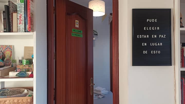 ¡Te damos la bienvenida a tu habitación!
«Pude elegir estar en paz en lugar de esto>>>> podemos charlar de ello mientras estés aquí.