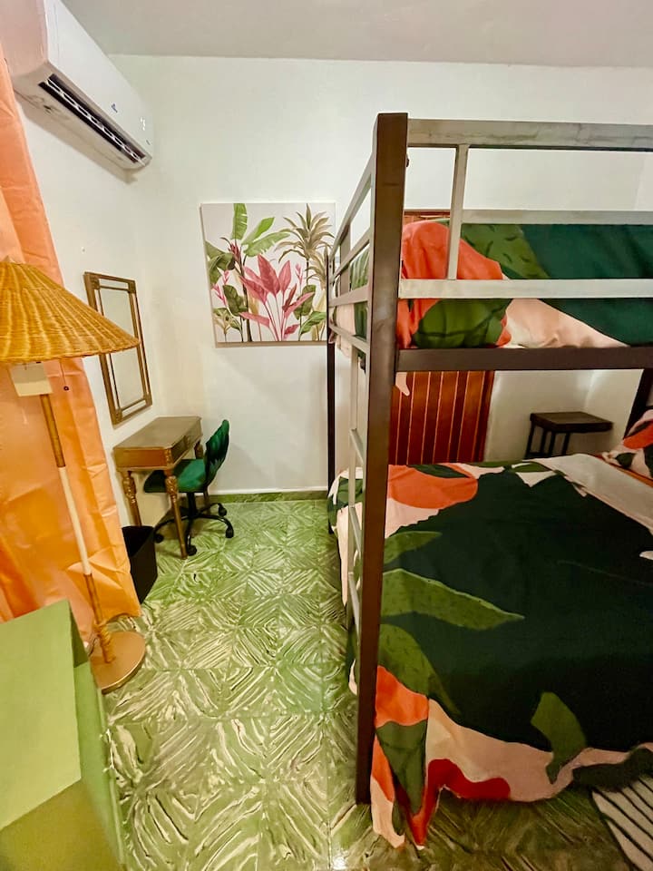 底部有双人床，顶部有双人床，卧室有自己的空调，让您感到舒适和凉爽。