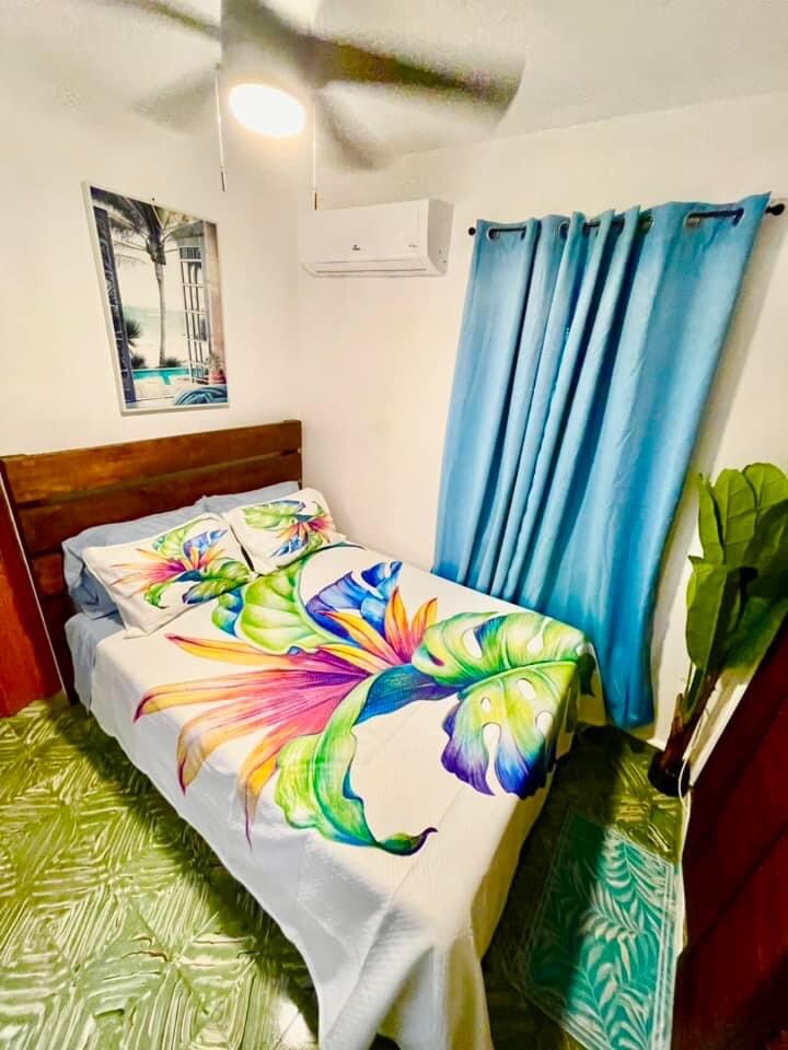 سرير بحجم كوين بمكيف هواء خاص به لإبقائك مرتاحًا وباردًا.