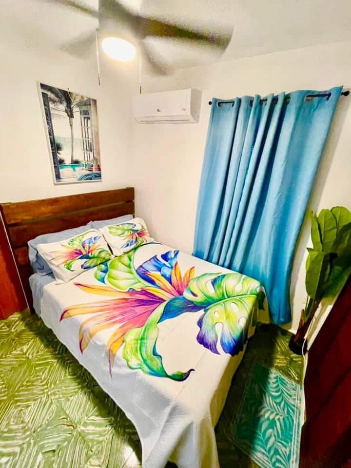 标准双人床，配有空调，让您舒适凉爽。