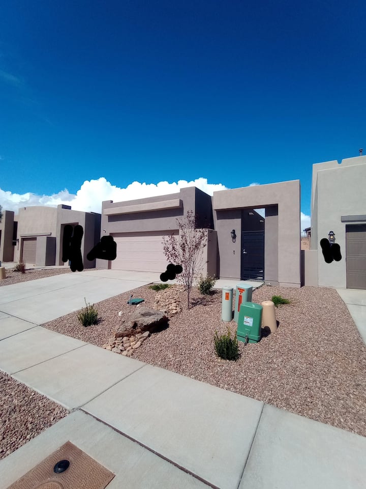 NEW Build Clean Cozy Modern Getaway 20 min to ABQ