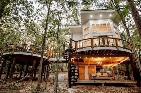 New!Treehouse/lake front/hot tub