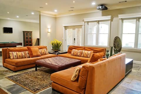 Luxury Suite with Pool, Hot Tub, and Theatre