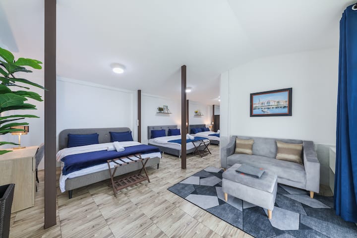 Mirë se vjen në suitën e krevateve me madhësi king dhe një krevat dopio "queen" që ndodhet në katin kryesor, dyshekë luksozë me shkumë memorieje, çarçafë të rehatshëm, peshqirë të pastër banje, një tavolinë zyre dhe një dhomë ndenjjeje për rehatinë tënde maksimale.