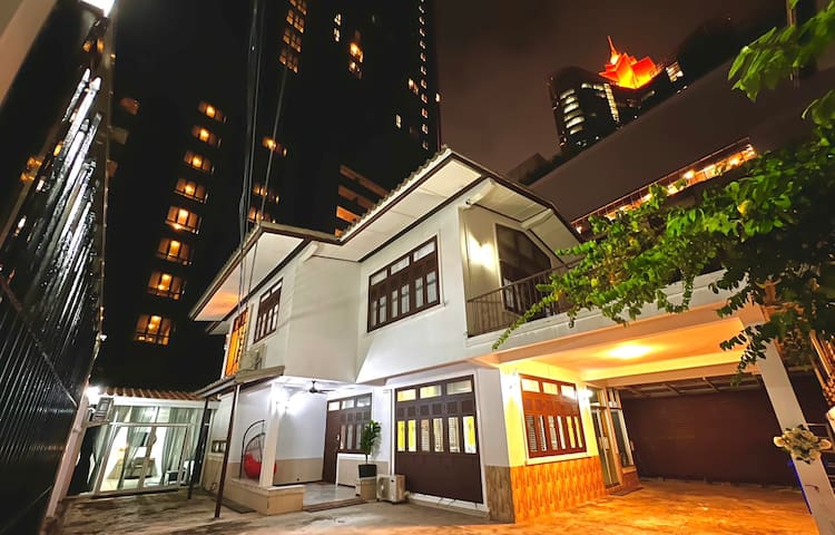 280m to ASOK BTS/MRT/Terminal 21 +Airport Transfer