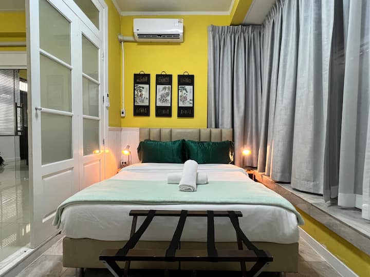 Mirë se vjen në dhomën e gjumit numër gjashtë me një krevat dopio "queen" që ndodhet në katin kryesor, dyshekë luksozë me shkumë memorieje dhe çarçafë të rehatshëm. 