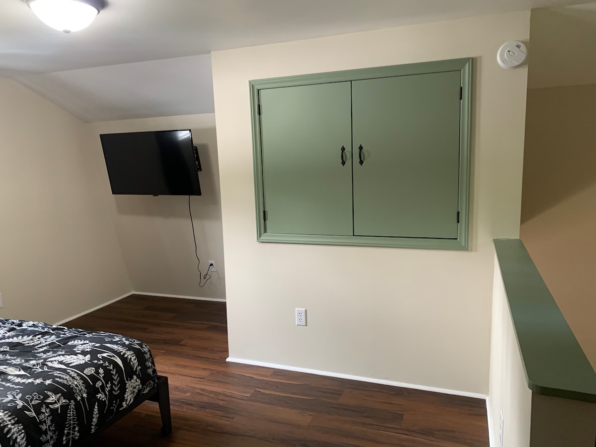 Grote loft met inbouwkastkastje.