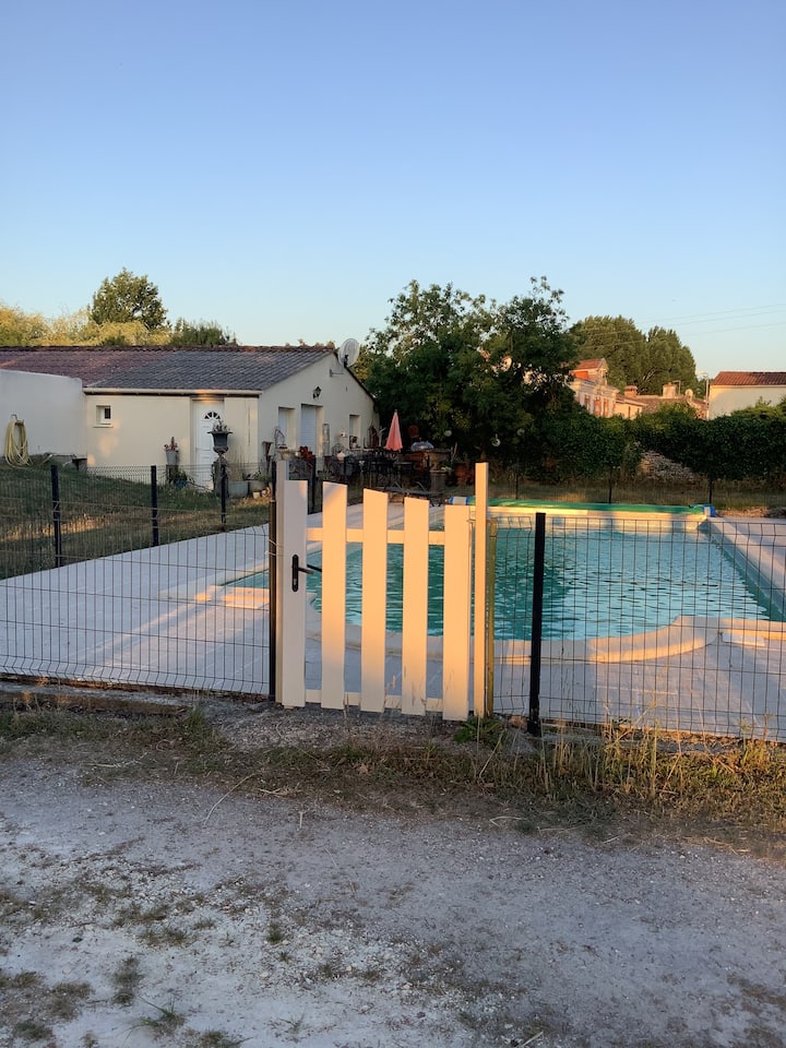 Une Petite Maison Pas Trop Loin Du Centre-ville - Saujon