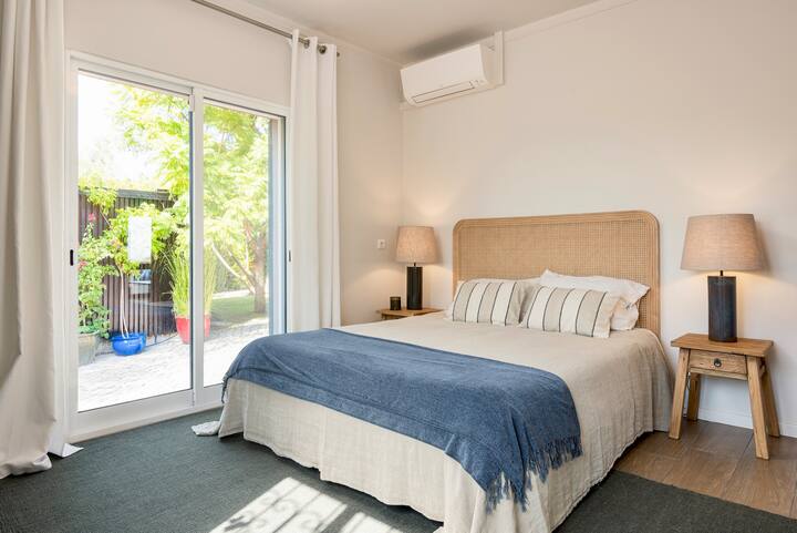 Third bedroom with a queen bed that can be converted to two single beds, en suite bathroom and access to the garden.