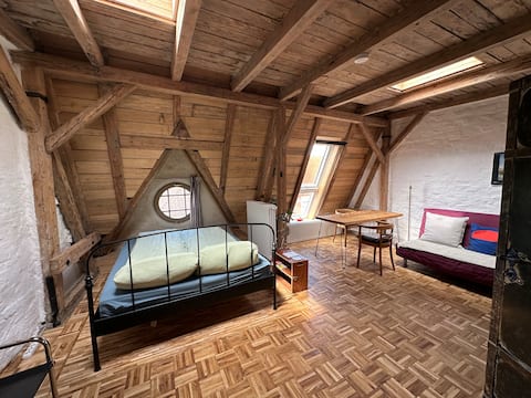 Top Airbnb: Eagle's nest in Art Nouveau townhouse in Halle (Saale)