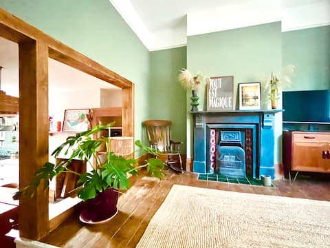 Successful Airbnb property: Newly-renovated, charming home in Hackney