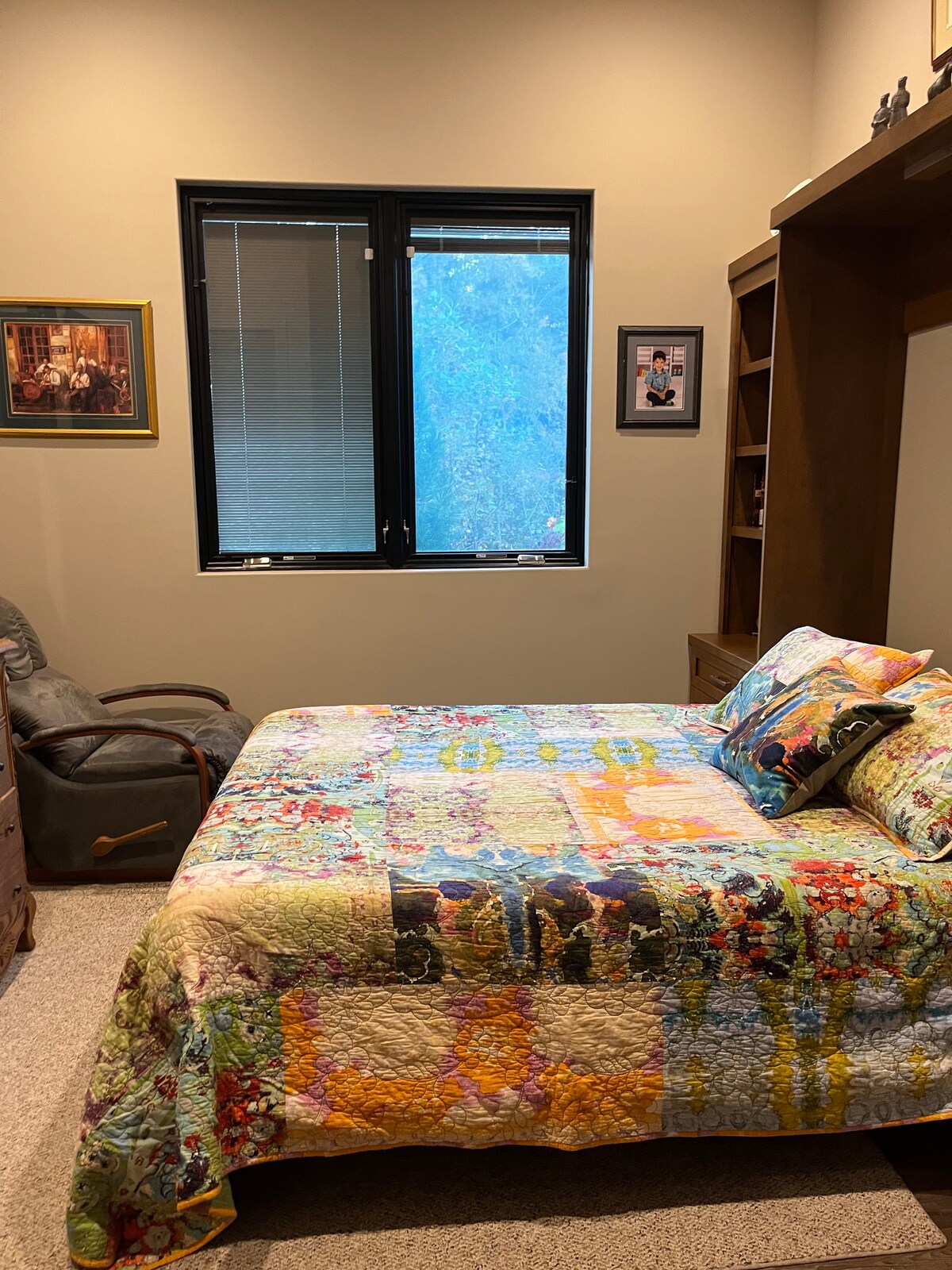 El dormitorio 2 tiene un armario, cajones y estantes.  La cama queen Murphy se puede plegar y un escritorio se puede plegar para crear una oficina privada en casa.   