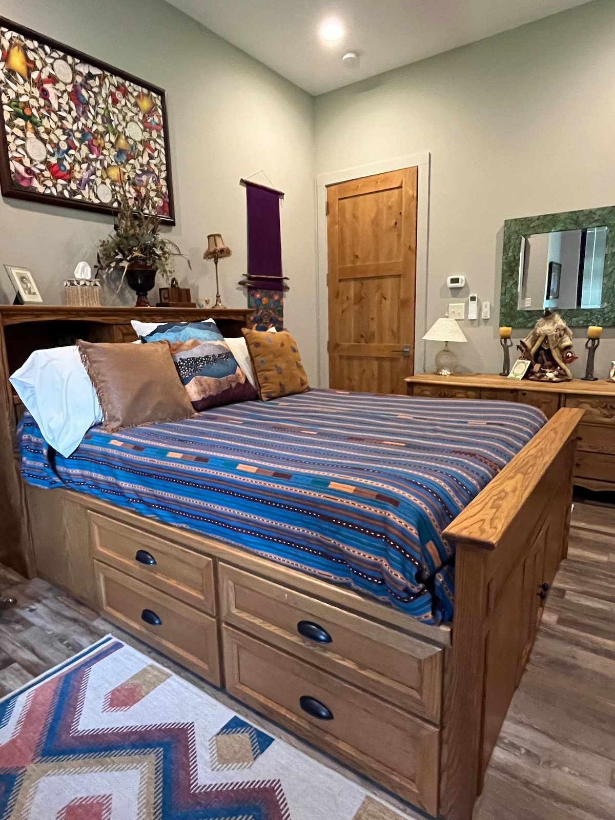 Dormitorio más grande con armario grande y cajones de almacenamiento 