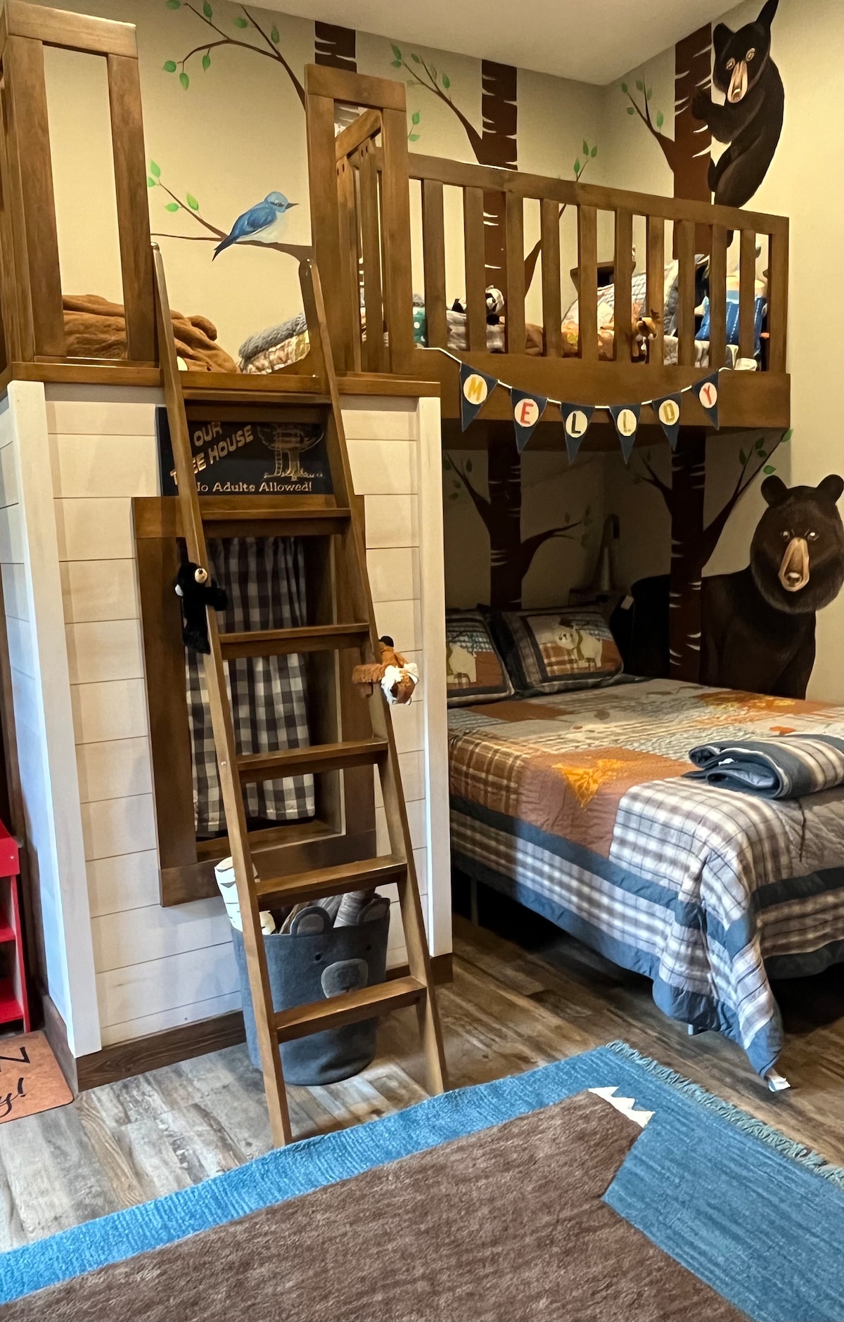 Habitación con literas que muestra una cama tamaño queen y una cama individual. Hay un segundo gemelo al otro lado de la plataforma.  Se puede agregar una segunda reina bajo el segundo gemelo.  Las literas están construidas con una escalera resistente que es fácil subir y una plataforma resistente. 