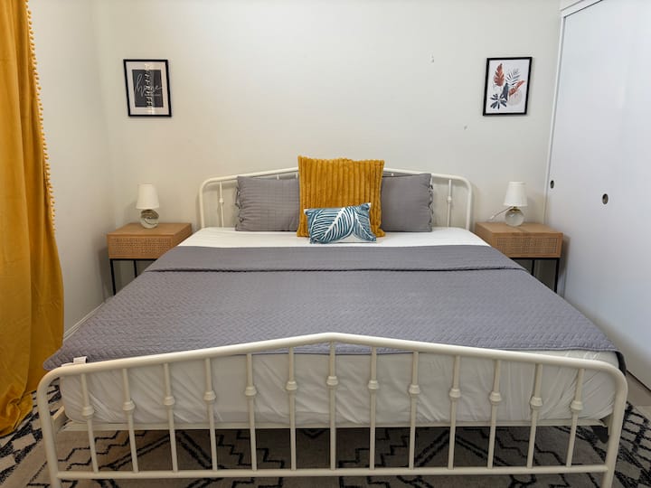 سرير بحجم كبير مع خزانة كبيرة