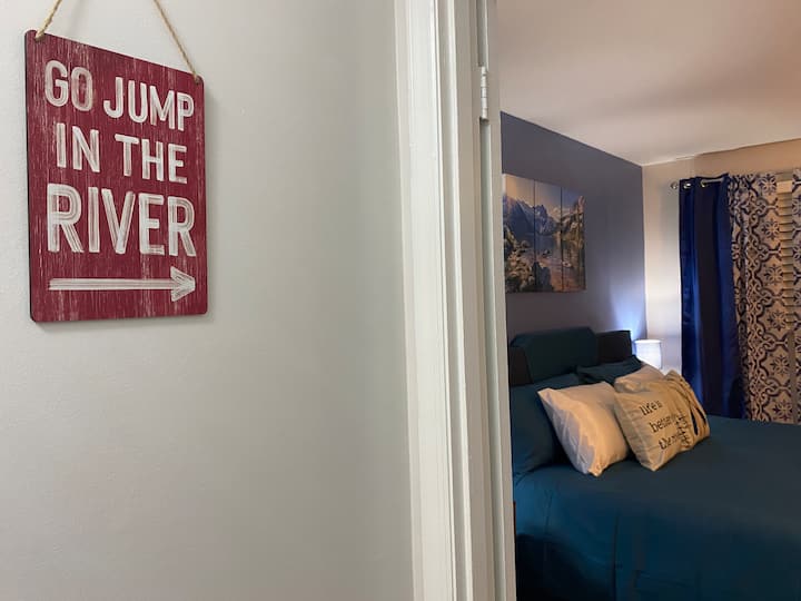 Go jump into the themed Chattahoochee River themed main bedroom! FUN FACT: You can actually see the Chattahoochee River during your stay - It’s only a 5 minute drive from the Airbnb! 