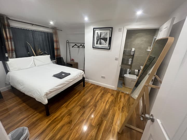 Private Double Room with EnSuite Comfort Houses for Rent in Hanley