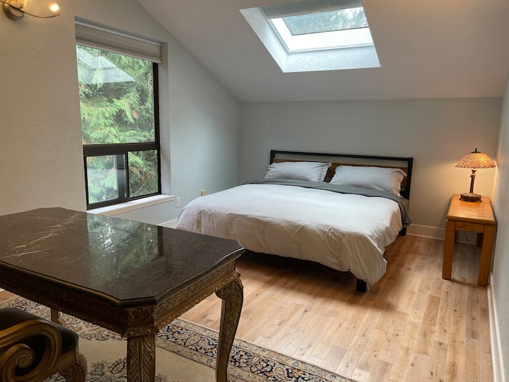 Dhoma e dytë e gjumit në katin e sipërm me krevat dopio "king" dhe tavolinën e shkrimtarit. Shtrojat e krevatit kanë katër jastëkë me madhësi king dhe jastëk poshtë. 