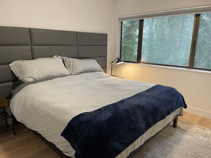 Mbreti i dytë i nivelit të poshtëm me dollap. Shtrojat e krevatit kanë katër jastëkë me madhësi king dhe jastëk poshtë. 