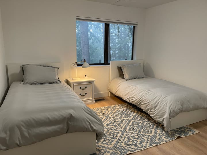 Dhoma e tretë e gjumit në katin e poshtëm ka dy krevate dopio me mbulesa të ulëta dhe dollap me madhësi të plotë. 