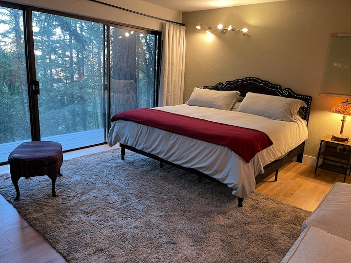 Dhoma kryesore e katit të poshtëm ka dritare nga dyshemeja në tavan me pamje nga pylli. Ka gjithashtu perde të errëta, hapësirë për t 'u ulur, televizor, dollap dhe ngrohës ambienti për ato net të ftohta. Shtrojat e krevatit kanë katër jastëkë me madhësi king dhe jastëk poshtë. 