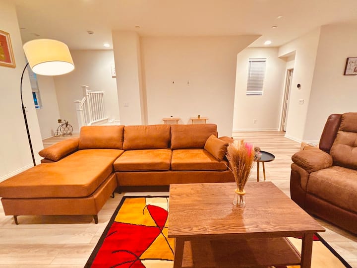 New 4br/4ba Near Disney & Conv | Spacious Family - Orange County, CA