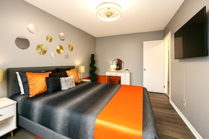 ห้องนอนใหญ่ 
เตียงควีนไซส์พร้อมที่นอนเมมโมรี่โฟม • ตู้เสื้อผ้า • ร้านขายของตอนกลางคืน • โคมไฟ USB • เครื่องปรับอากาศ • สมาร์ททีวีขนาด 50 นิ้ว • แต่งหน้าโต๊ะเครื่องแป้ง

"ออกแบบมาเพื่อผ่อนคลายและเพลิดเพลินหลังจากทัวร์หรือทำงานไปมาทั้งวัน"
ไจเดอร์เจ้าของที่พักของคุณ