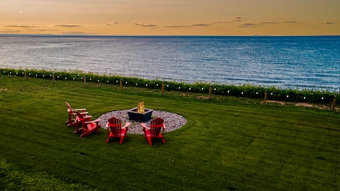 Lake View Farm House | Hot Tub | Sauna | Fire Pit