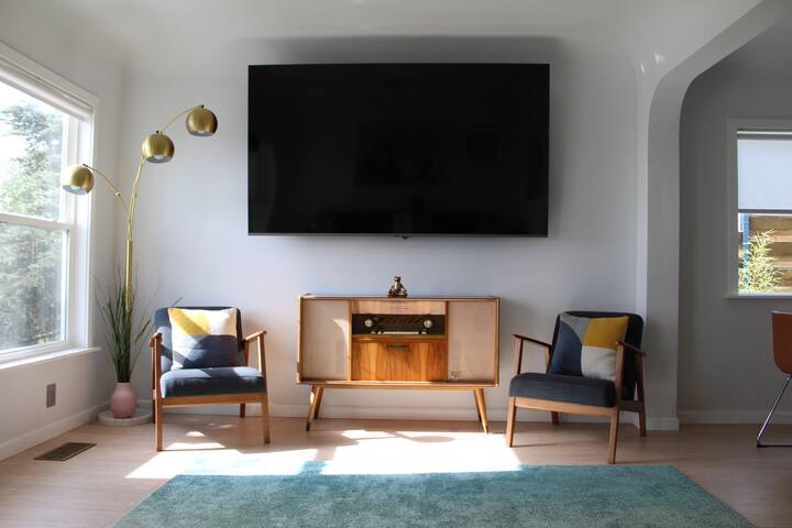 Hilltop house w/ views and pool gallery image 2