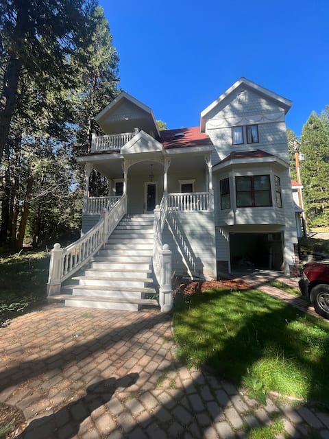 Unique Victorian home minutes from Yosemite gate