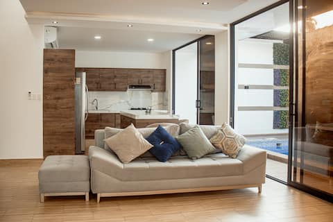 House with pool-Garage-air conditioning in living room