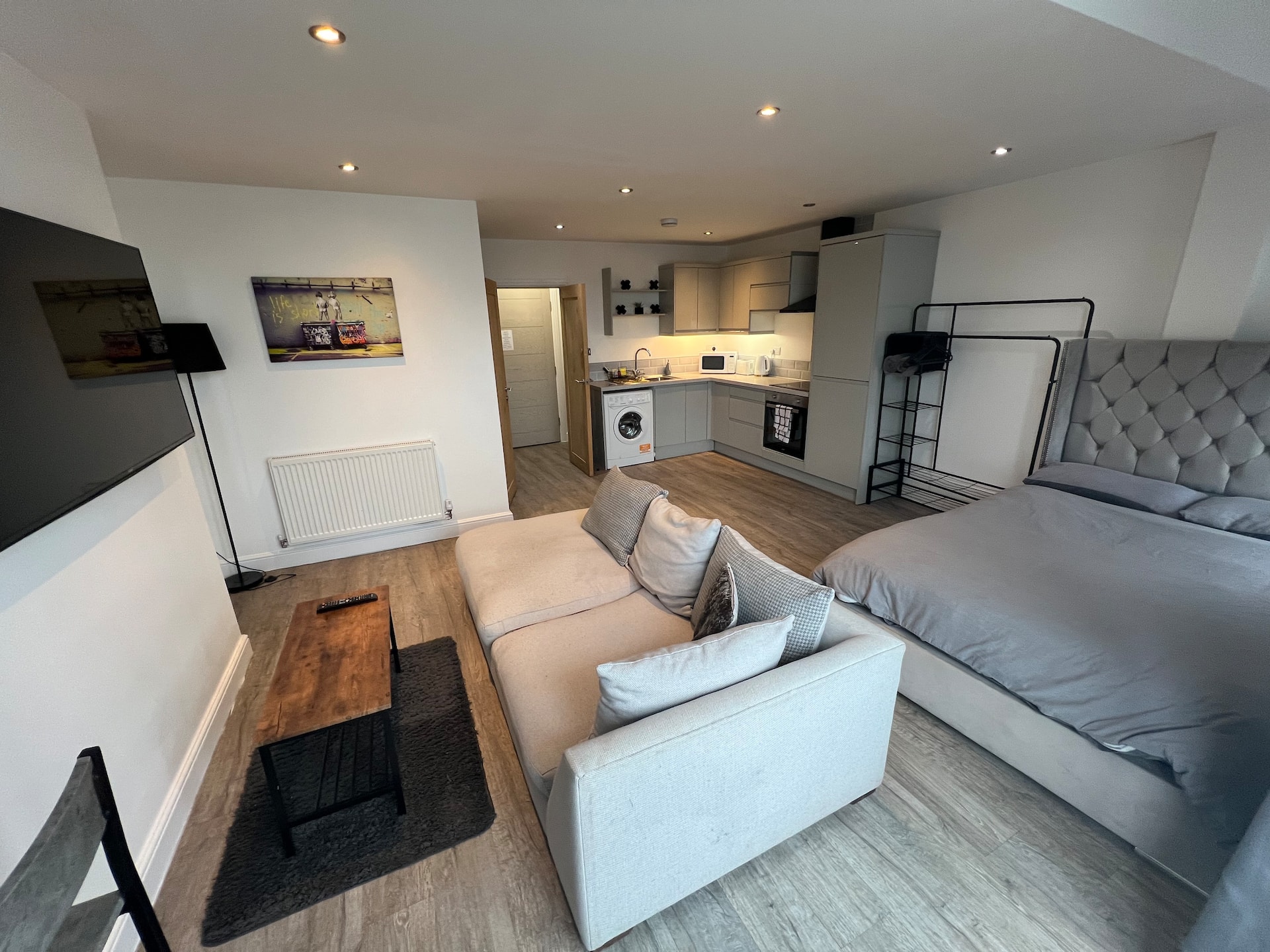 LT 1 - Studio Apartment - Free Street Parking