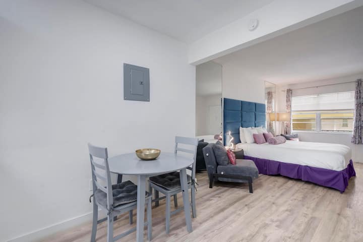 Renovated Large Studio 3 Min From The Beach! - Miami Beach, FL