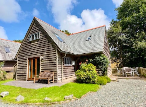 Luxury Oak Lodge near Cornish Beaches - Sleeps 6