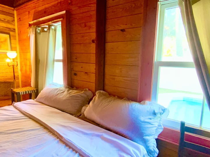 第二间卧室配备标准双人床。  有很多架子供您挂衣服。
我的海滩别墅有两张床和一张沙发床。   我会尽量更正标题，标题显示有5张床。哦，我。 