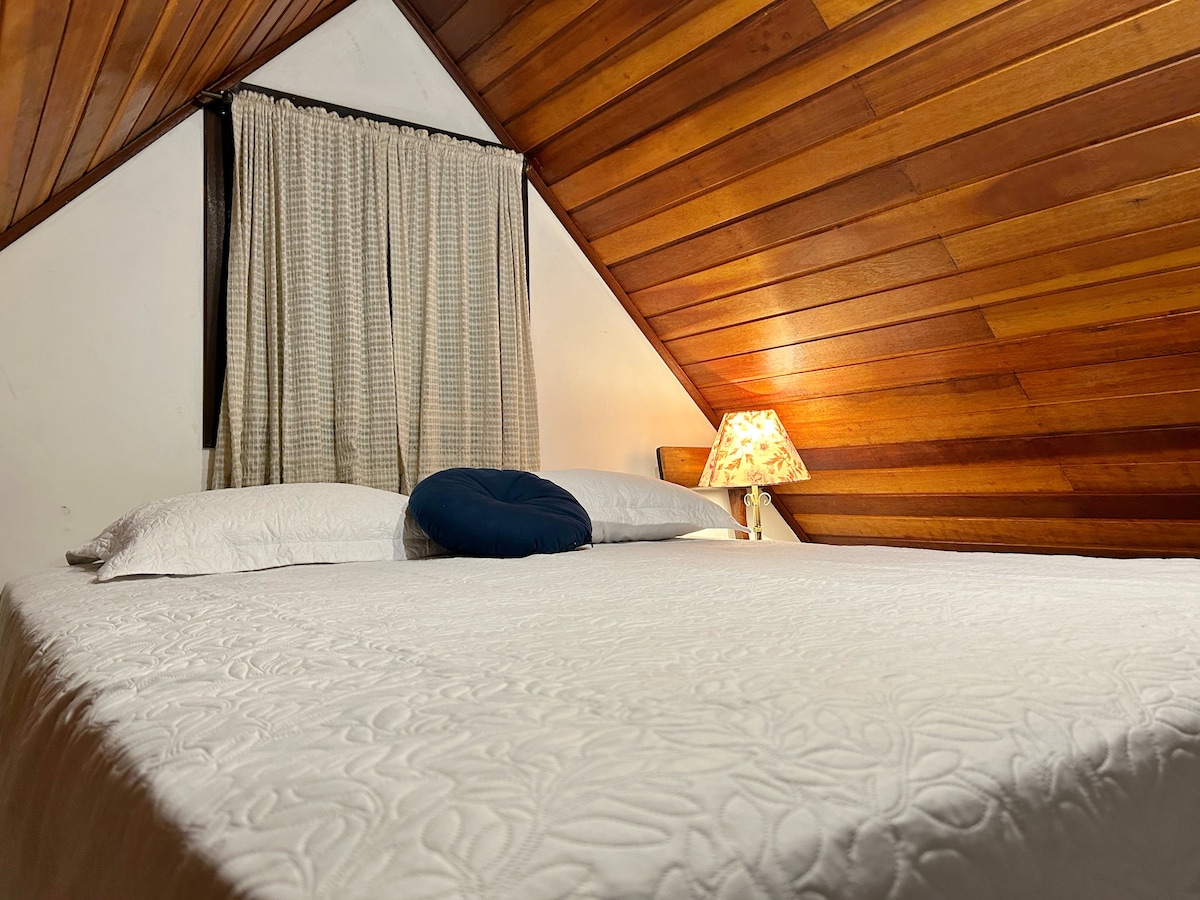 Mezzanine s manželskou posteľou.