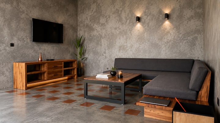 Il soggiorno contemporaneo combina arredi intramontabili in legno di teak con comfort moderni, tra cui Internet ad alta velocità per lavoro, intrattenimento e per rimanere connessi.