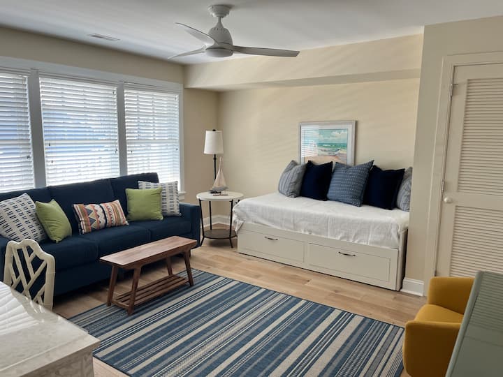  El cuarto dormitorio tiene TV, escritorio, sofá y se puede utilizar como sala de estar adicional, espacio de trabajo y dormitorio.  Hay un gemelo que se convierte en King o un sofá cama extraíble que se puede utilizar.