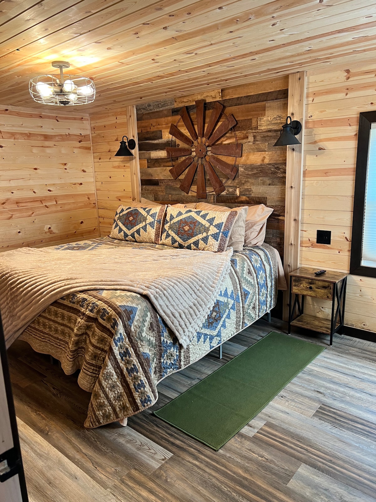 Manželská posteľ v spálni, rozkladací dvojitý matrac s pamäťovou penou na skladacom ráme je tiež k dispozícii.