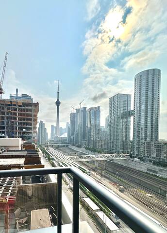 Cosy Designer Apartment with CN Tower View 2BR/1D gallery image 4
