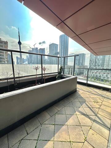 Cosy Designer Apartment with CN Tower View 2BR/1D gallery image 5