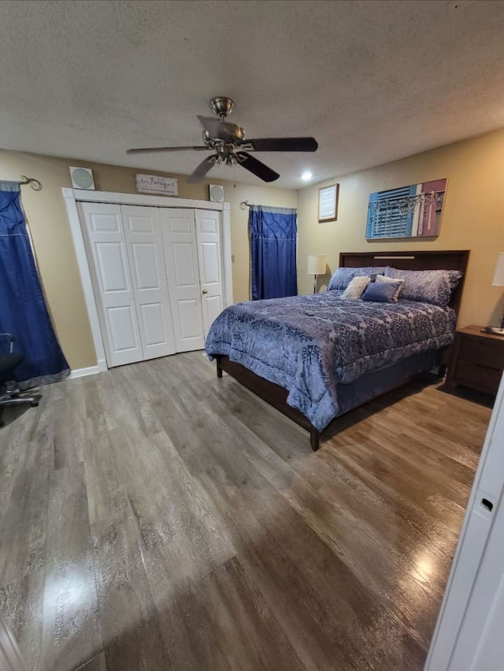 Gözəl döşəməsi olan 150-179 sm ölçülü çarpayı, Dolab sahəsi və paltar şkafı 