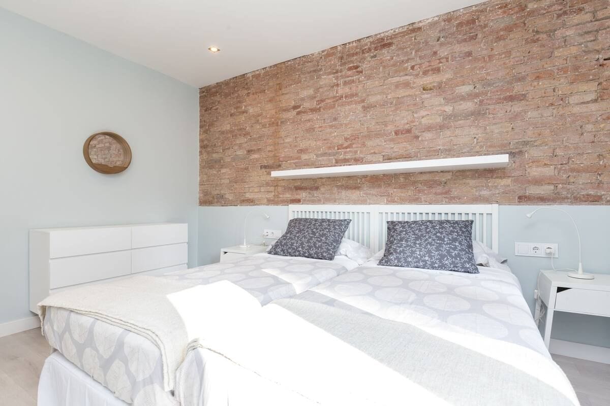 主卧，通往街道，有两张单人床 