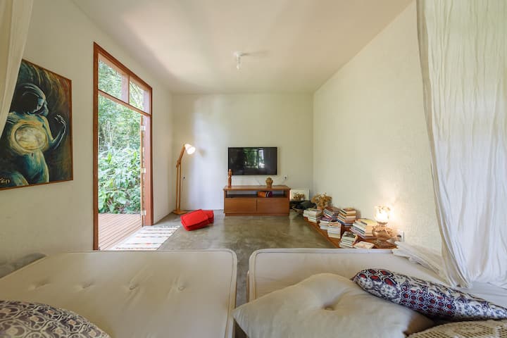 eneo la televisheni la kibinafsi, lenye staha ya kibinafsi.