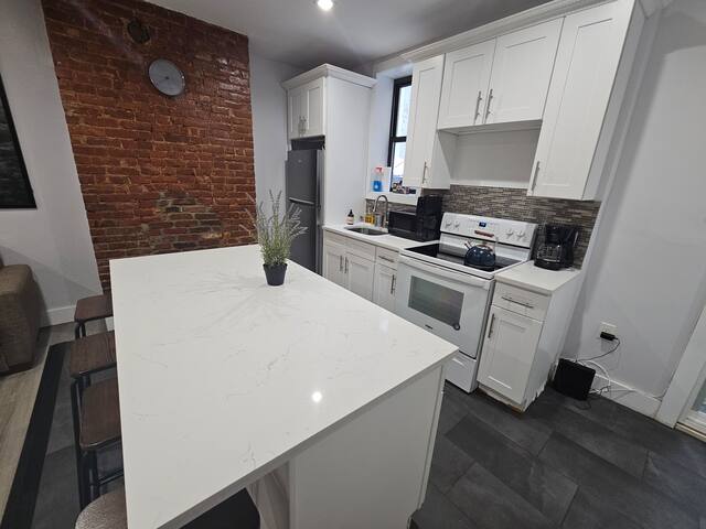 Luxury house near the subway gallery image 3