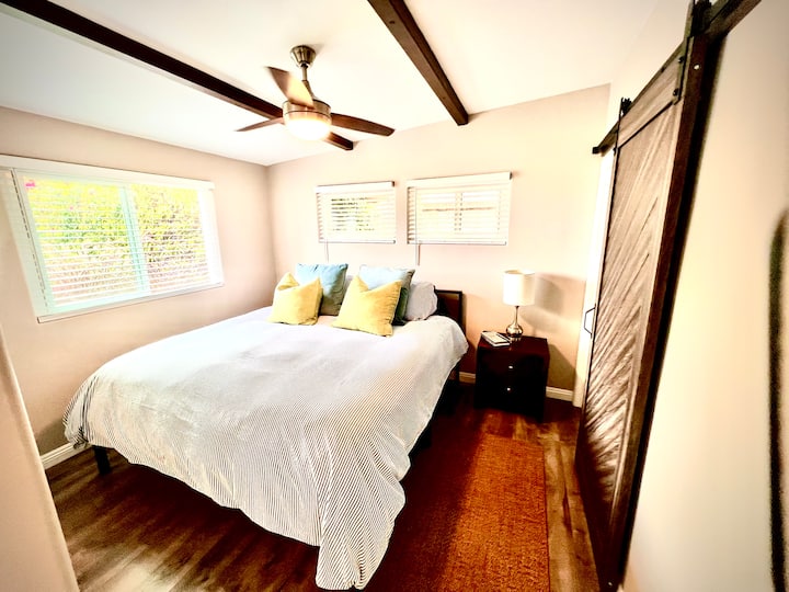 أساسي مع سرير بحجم كبير