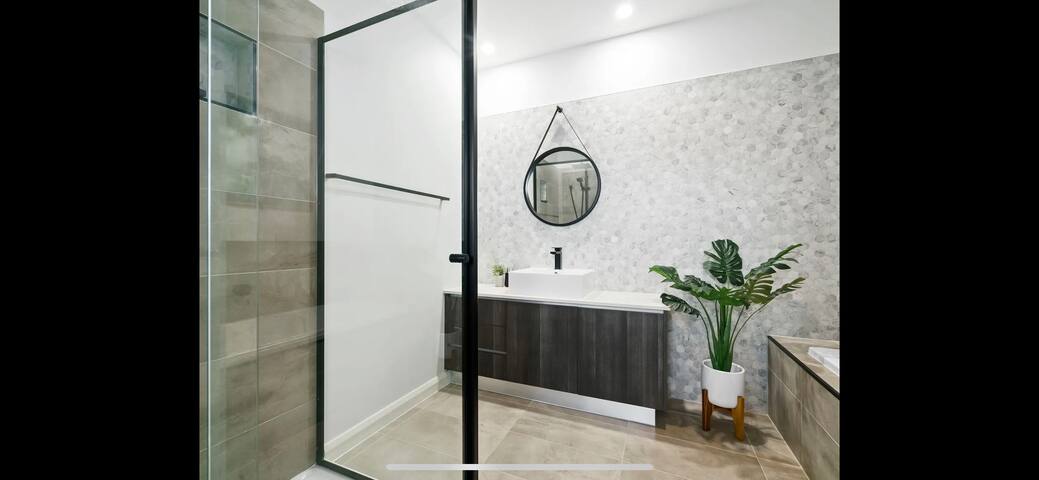 Melbourne cup, modern huge townhouse gallery image 4