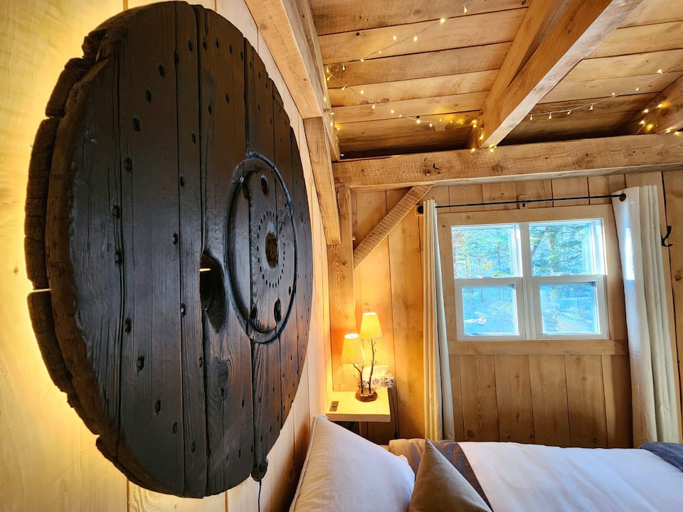 A timber-frame cabin on Atkins Lake, Bracebridge, Ontario, Canada, photo 8 of 10
