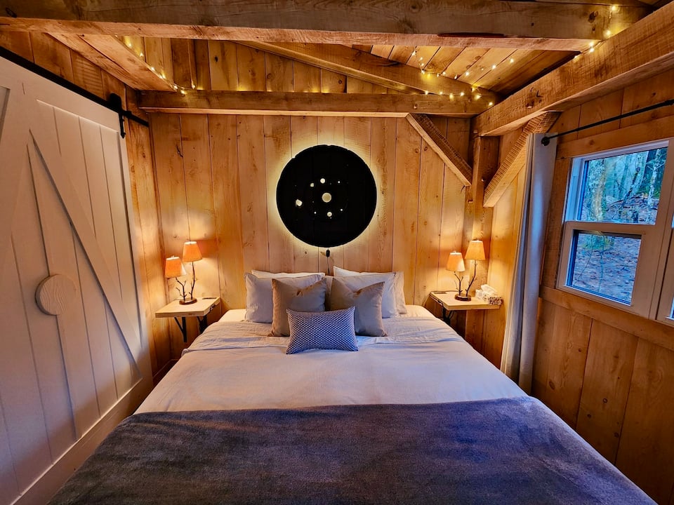 A timber-frame cabin on Atkins Lake, Bracebridge, Ontario, Canada, photo 7 of 10