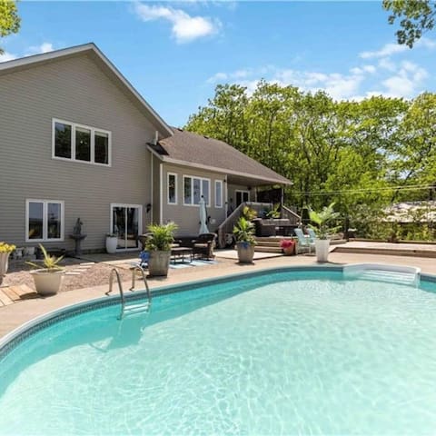 Luxury Retreat in Constance Bay with Private Beach